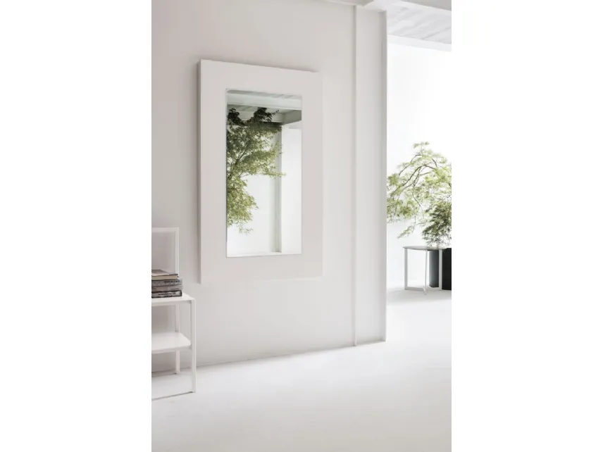 Specchio Dolcevita con cornice in legno laccato poro aperto bianco gesso di Tomasella