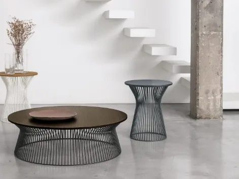 Tavolino Brigitte con struttura in metallo e top in materico rovere carbone di Tomasella