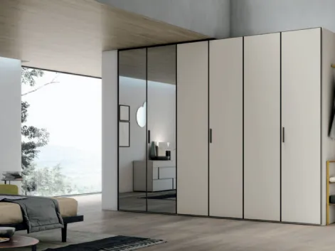 Armadio Vetro Specchio con struttura laccato opaco madreperla e battenti in vetro satinato madreperla e grigio di Tomasella
