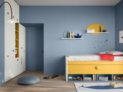 Cameretta con doppio letto, armadio a muro e pensili a parete Kids space 08 di Nidi