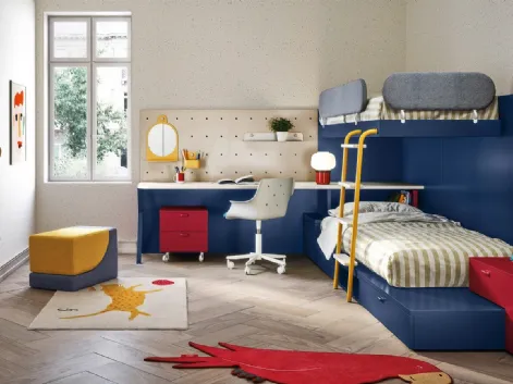 Cameretta sviluppata interamente ad angolo con letto a castello Kids space 09 di Nidi