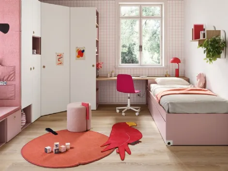 Cameretta su misura con cabina armadio ad angolo e panca contenitore Kids space 07 di Nidi