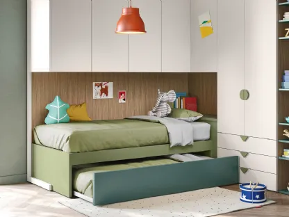 Cameretta a ponte con 2 letti di cui uno incassato, in melaminico verde e chiaro Kids space 27 di Nidi
