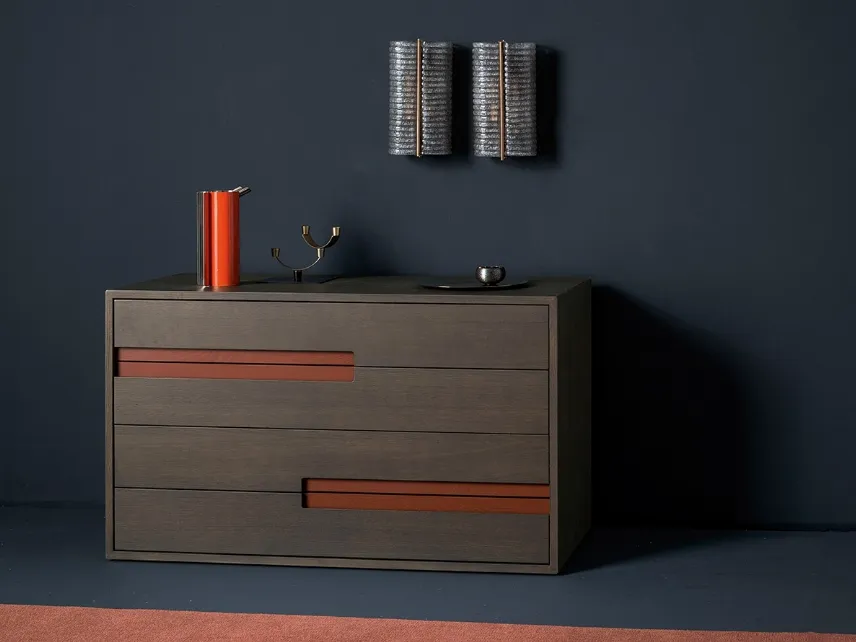 Comò Ergo in legno di Rovere dai toni scuri di Devina Nais