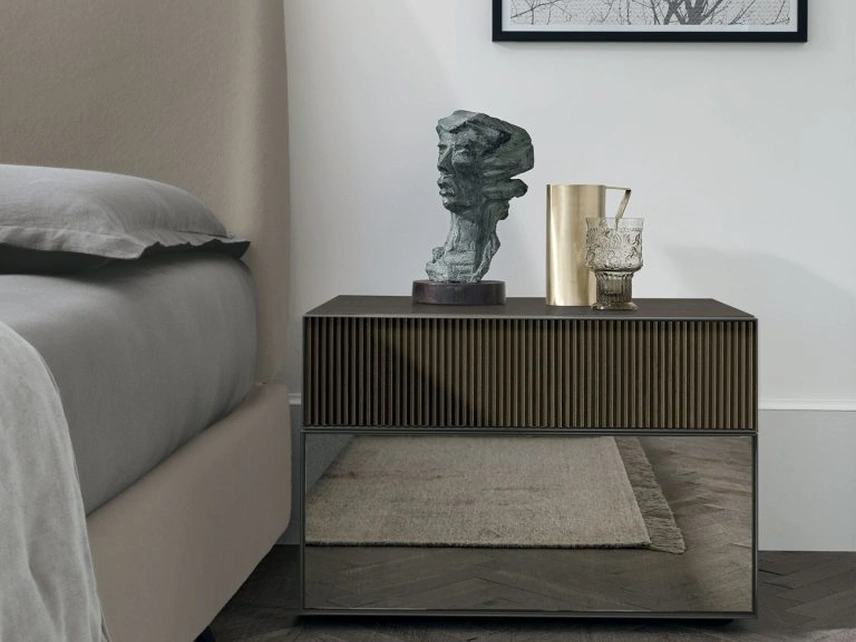 Comodino Vinci in rovere e specchio di Tomasella