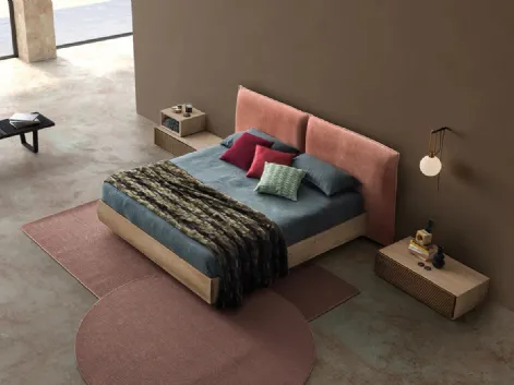 Letto con testiera in tessuto imbottito e box contenitore in Rovere massello Chloè Bold di Devina Nais
