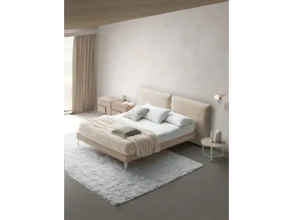 Letto con testiera in tessuto imbottito e giroletto in Rovere Chloè Nordico di Devina Nais