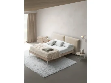 Letto con testiera in tessuto imbottito e giroletto in Rovere Chloè Nordico di Devina Nais