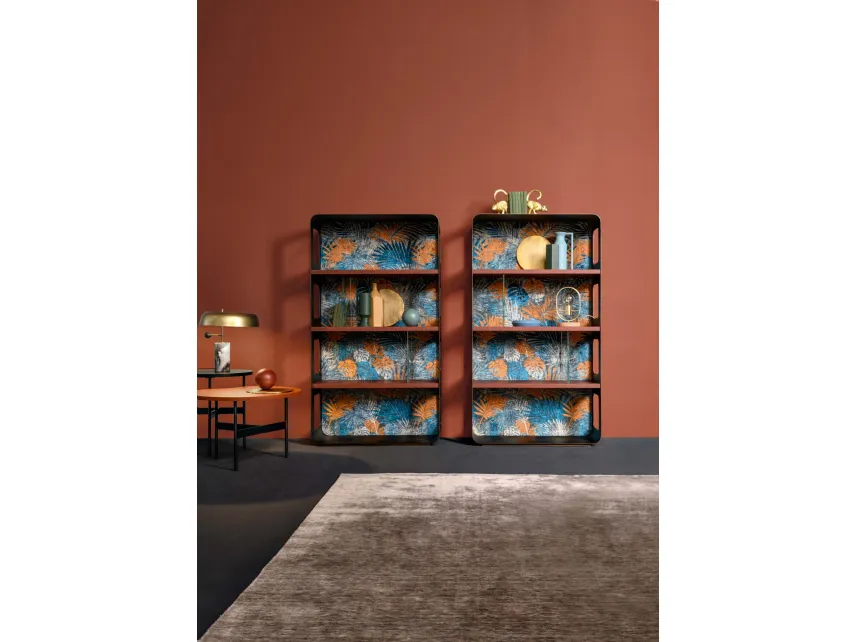 Libreria Academy con struttura in ferro, ripiani in legno e schienale rivestito in tessuto floreale di Devina Nais