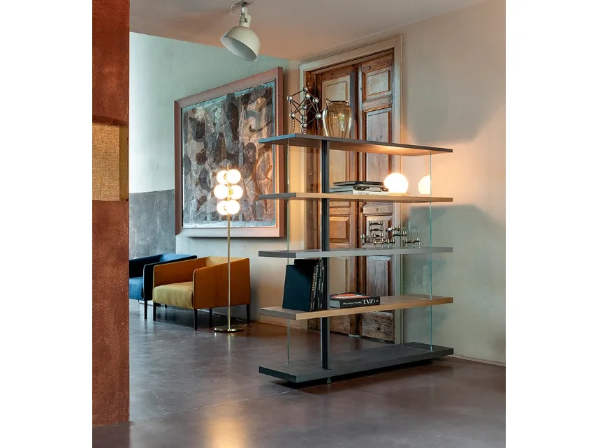 Libreria Zero 16 in legno massello di Rovere con schienale in vetro trasparente di Devina Nais