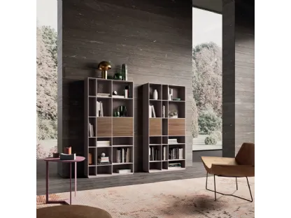 Libreria a muro in laccato opaco ortensia e materico finitura frassino cuoio di Orme