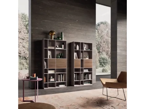 Libreria a muro in laccato opaco ortensia e materico finitura frassino cuoio di Orme