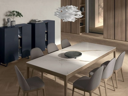 Sedia Dada in tessuto e legno di Tomasella