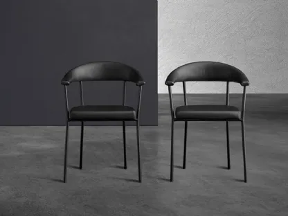 Sedia Director in ecopelle nera con struttura in tubolare metallico industrial di Devina Nais