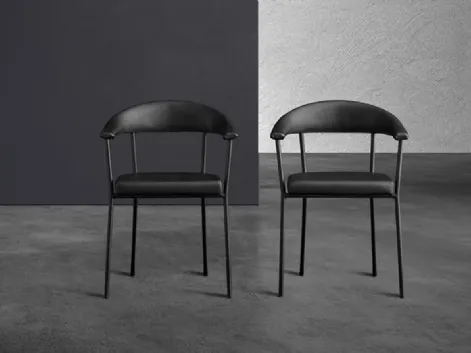 Sedia Director in ecopelle nera con struttura in tubolare metallico industrial di Devina Nais