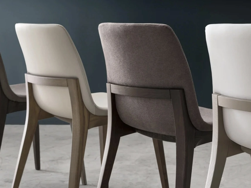 Sedia Opera in tessuto o ecopelle e frassino di Maronese