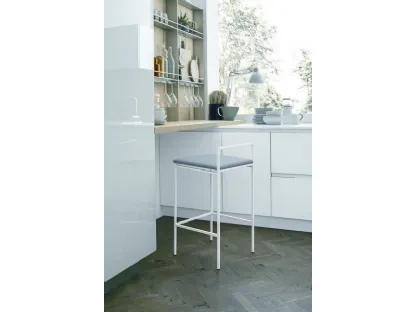 Sgabello in metallo bianco gesso con seduta in ecopelle July di Sedit