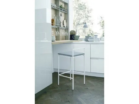 Sgabello in metallo bianco gesso con seduta in ecopelle July di Sedit