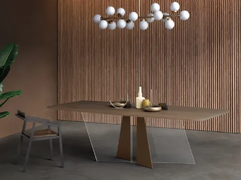Tavolo Copenhagen con piano in Rovere, bordo a saponetta e arrotondato con base in vetro e ferro di Devina Nais