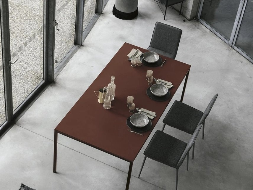 Tavolo Strong con top laccato antigraffio bordeaux di Sedit