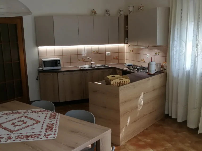 Cucina con penisola angolare in legno Dipiumobili