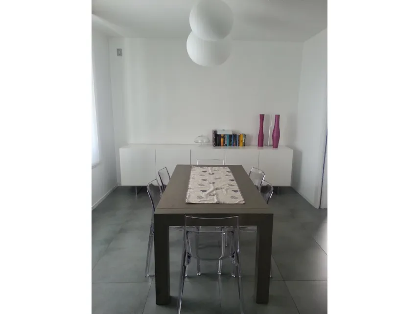 Tavolo da pranzo moderno con sedie di Dipiumobili
